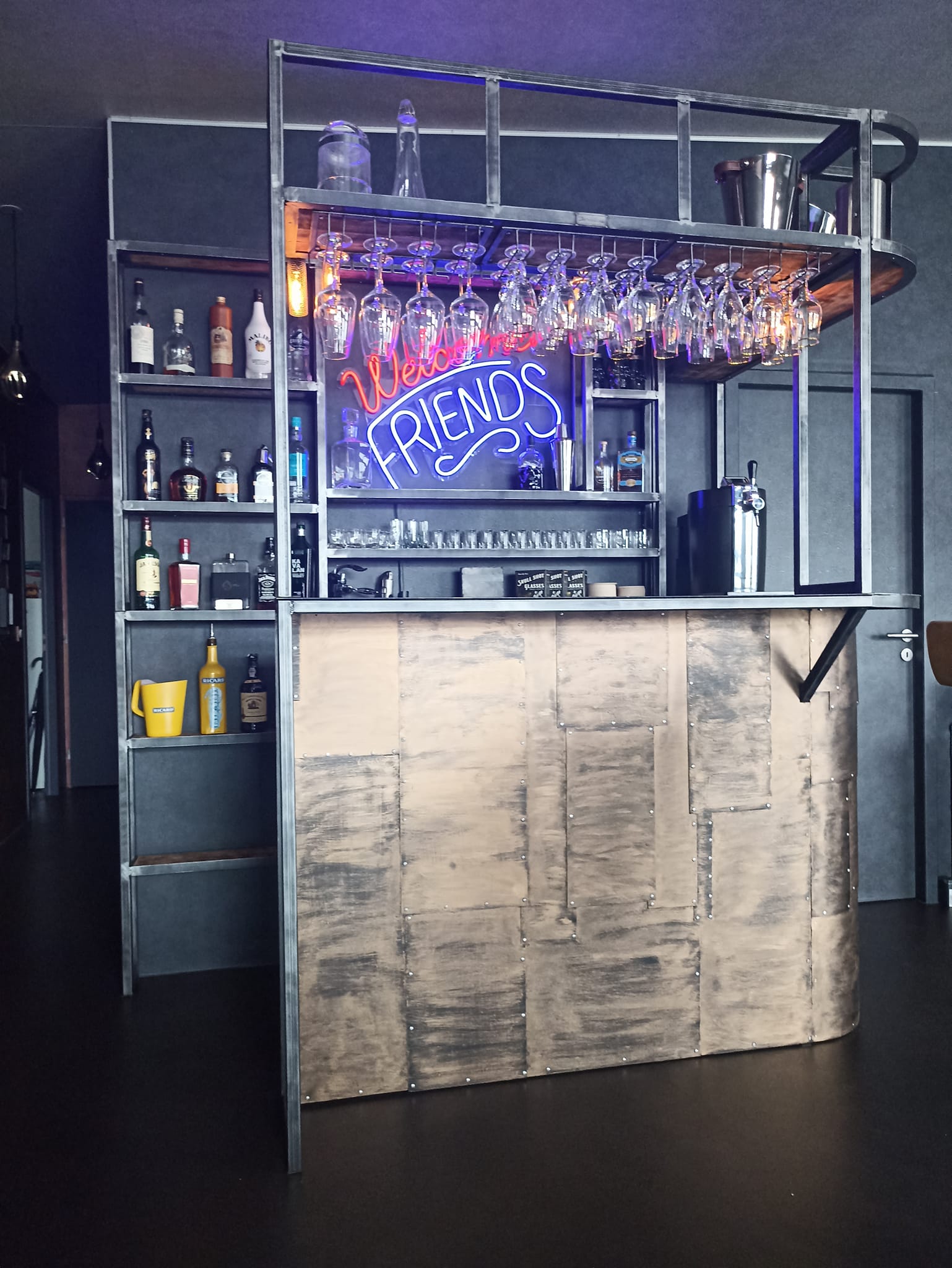 Réalisation d'un bar en acier , effet bronze